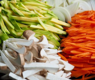 Taze organik sebzeler, mantar, havuç ve kabak.