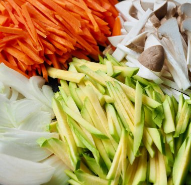 Taze organik sebzeler, mantar, havuç ve kabak.