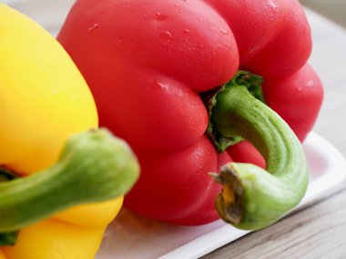 Taze Organik Sebzeler Sarı ve Kırmızı Paprika