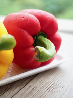 Taze Organik Sebzeler Sarı ve Kırmızı Paprika