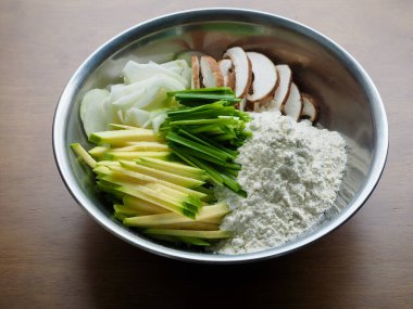 Geleneksel Kore gözlemeleri, un, soğan, mantar, kabak, soğan.