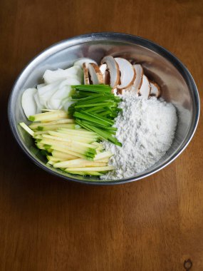 Geleneksel Kore gözlemeleri, un, soğan, mantar, kabak, soğan.