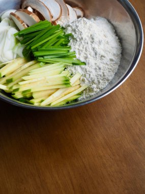 Geleneksel Kore gözlemeleri, un, soğan, mantar, kabak, soğan.