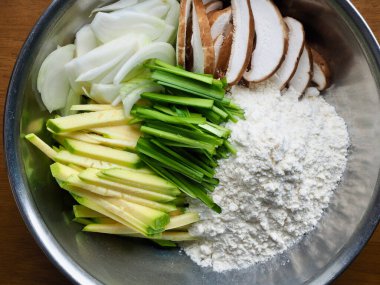 Geleneksel Kore gözlemeleri, un, soğan, mantar, kabak, soğan.