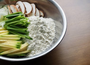 Geleneksel Kore gözlemeleri, un, soğan, mantar, kabak, soğan.