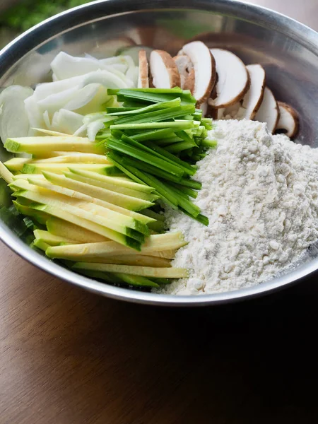 Geleneksel Kore gözlemeleri, un, soğan, mantar, kabak, soğan.