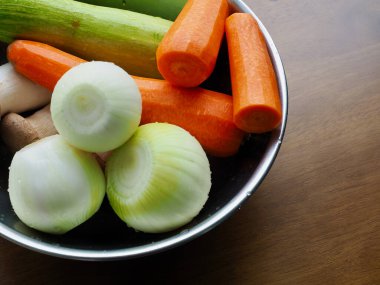 Taze organik sebzeler, mantar, havuç ve kabak.