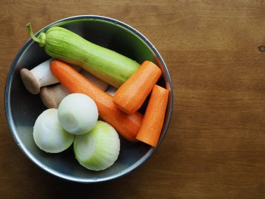 Taze organik sebzeler, mantar, havuç ve kabak.