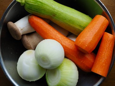 Taze organik sebzeler, mantar, havuç ve kabak.