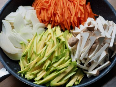 İnce doğranmış sebze, havuç, soğan, kabak ve mantarlardan oluşan bir arka plan.