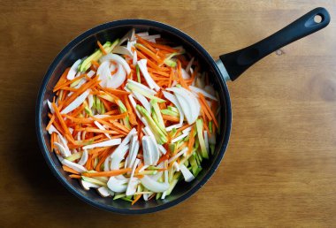 İnce doğranmış sebze, havuç, soğan, kabak ve mantarlardan oluşan bir arka plan.