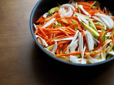 İnce doğranmış sebze, havuç, soğan, kabak ve mantarlardan oluşan bir arka plan.