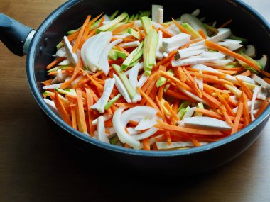 İnce doğranmış sebze, havuç, soğan, kabak ve mantarlardan oluşan bir arka plan.