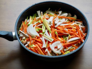 İnce doğranmış sebze, havuç, soğan, kabak ve mantarlardan oluşan bir arka plan.