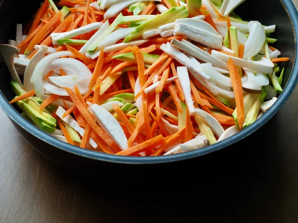 İnce doğranmış sebze, havuç, soğan, kabak ve mantarlardan oluşan bir arka plan.