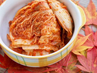 Kore geleneksel lahana turşusu ve akçaağaç yaprağı.