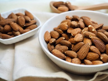 Kızarmış organik badem, yiyecek, fındık.