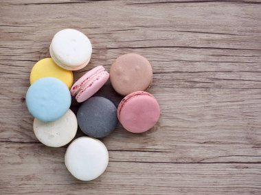 Farklı renklerde renkli badem kurabiyeleri, tatlı yemekler.