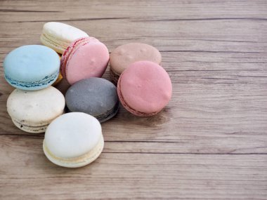 Farklı renklerde renkli badem kurabiyeleri, tatlı yemekler.