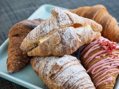 Kruvasan ve badem kurabiyesi çeşitleri.