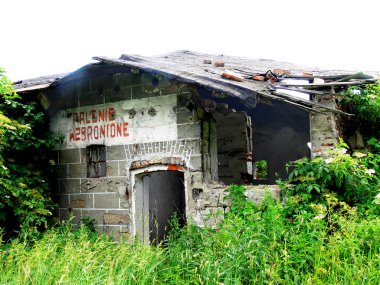 yıkık kışla Lehçe