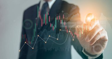 İş adamı iş haritasına işaret ediyor, iş fikri kavramı