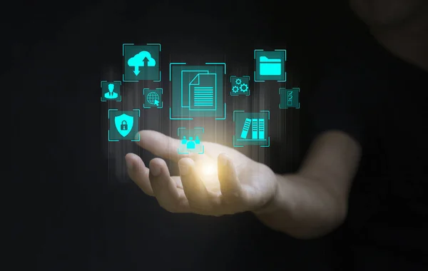 İş adamının elinde belge ikonu bilgi dijital iş konsepti var