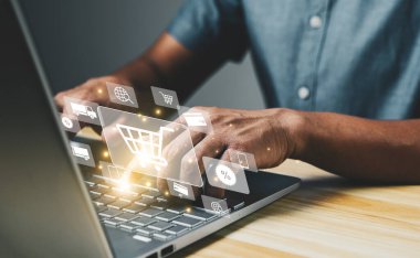 Alışveriş yapan kişi, online alışveriş ve e-ticaret teknolojisi konsepti için troleybüs kredi kartı dağıtım kamyonuna sipariş vermek için bilgisayar laptopu kullanıyor..