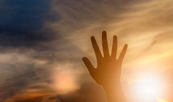 руки, образующие форму с силуэтом заката