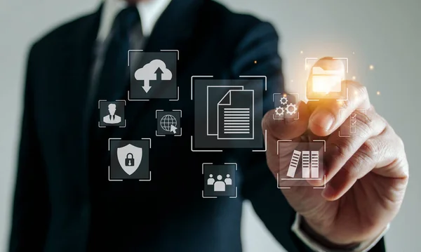 Medya ekranı Ekran Simgesi, İletişim ve Pazarlama Teknoloji Süreç Sistemi İş Dünyasında İşadamı dokunmatik ekranı.