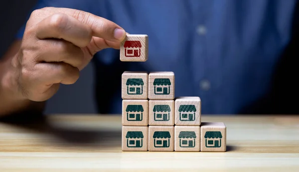 Bayilik işi, iş adamları özel bir mağaza bayiliği pazarlama ikonu olan ahşap bir blok seçiyor..