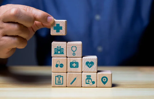 Elle düzenleme ahşap blok ikon sağlık sigortası, sağlık sigortası - konsept.