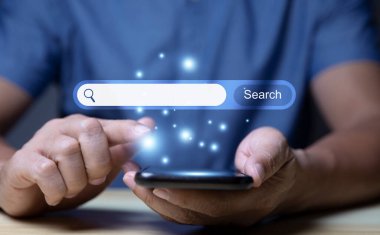 Veri Arama Teknolojisi Arama Motoru Optimizasyon İnsan elleri bilgi bulmak için akıllı telefonları kullanıyor Web sitenizde Arama Konsolunu kullanın.