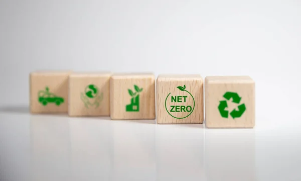 Dairesel ekonomi konsepti. İş ve çevre sürdürülebilir. İklim değişikliği problem çözme hedefleri... düz ahşap küp ile eko sonsuzluk ve çevre sürdürülebilir sembol koymak akıllı arka plan üzerine