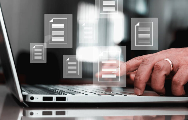 Концепция онлайновой базы данных документов и системы управления документами. бизнесмен работает на ноутбуке с виртуальным экраном Автоматические процессы для эффективного управления файлами