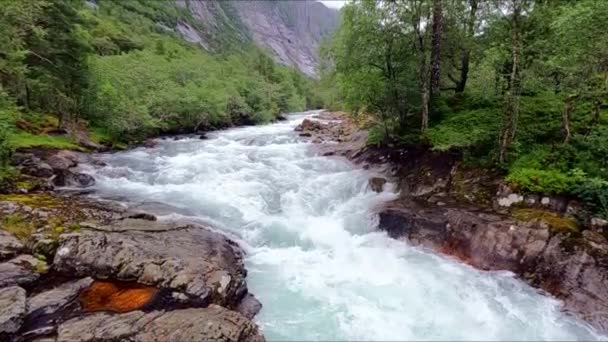 Όμορφο Ποτάμι Στην Άγρια Φύση Της Νορβηγίας Κοντά Aenes Αργή — Αρχείο Βίντεο