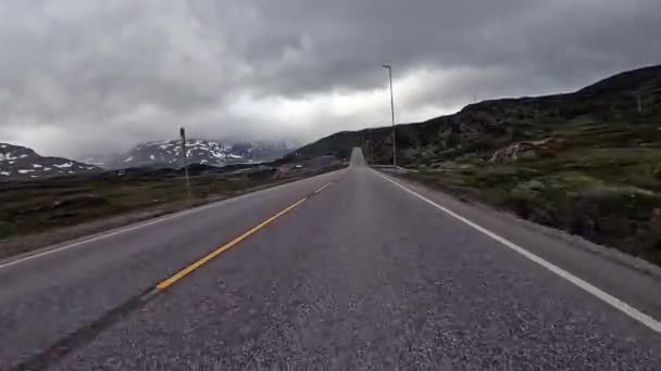 Πρώτο Πρόσωπο Οδήγησης Ένα Σκανδιναβικό Δρόμο Δύο Λωρίδων Βουνά — Αρχείο Βίντεο
