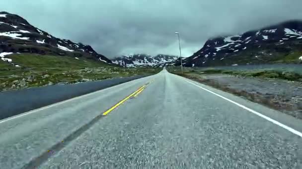 Перша Людина Їде Скандинавській Дволінійній Дорозі Гори — стокове відео