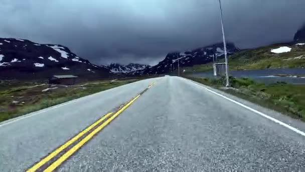 Πρώτο Πρόσωπο Οδήγησης Ένα Σκανδιναβικό Δρόμο Δύο Λωρίδων Βουνά — Αρχείο Βίντεο