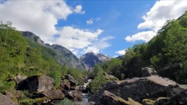 Aenes yakınlarındaki Norveç 'in vahşi doğasında güzel bir nehir, yavaş çekim, Panorama