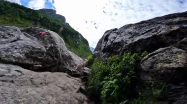 Norveç 'te kayalık bir yolda ilerliyoruz, Bondhusvatnet, norge, tırmanma, Folgefonna Ulusal Parkı