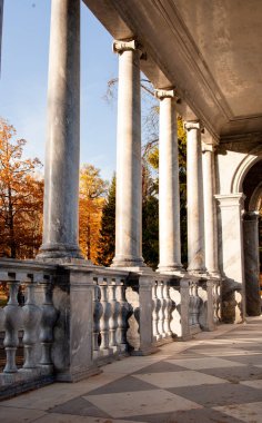 Sütunlu gri köprü. Granit köprü. granit sütunlar