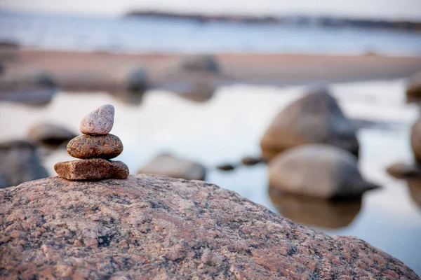 Una Pirámide Piedras Sobre Una Gran Piedra Rocas Mar Mar — Foto de Stock