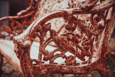 Eski bir bank. Sahte metal bank. Metalden yapılmış bir kuş..