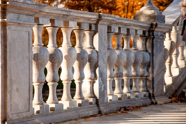 Der Zaun Besteht Aus Grauen Säulen Granitgeländer Ein Teil Der — Stockfoto