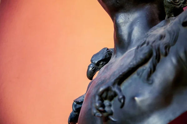 Uma Escultura Preta Sobre Fundo Laranja Perto Estátua Peito Homem — Fotografia de Stock