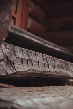 Tahta merdivenler. Kahverengi ahşap basamaklar. Verandada adımlar.