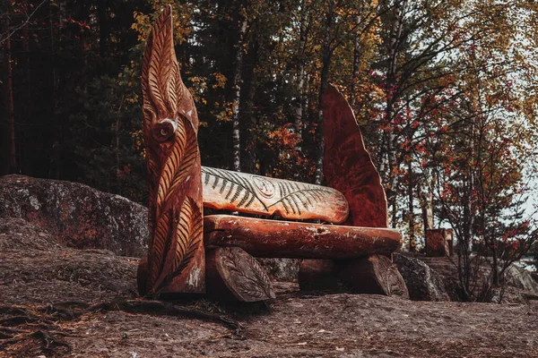 北欧風のベンチです 装飾的な彫刻と木製のベンチ 山の上のベンチだ 山や木 — ストック写真
