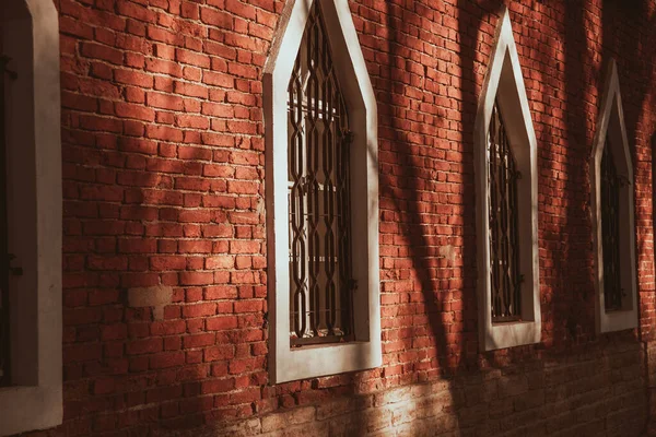 Die Ziegelwand Ist Rot Weiße Alte Fenster Antiken Rahmen Fenster — Stockfoto