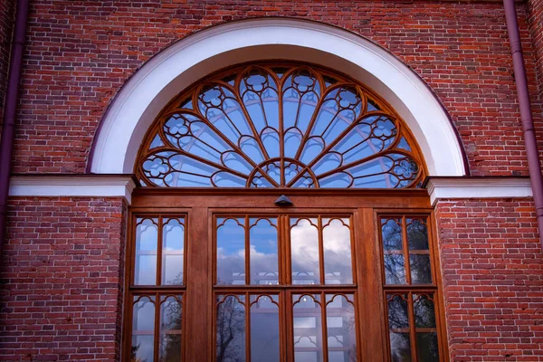 Ein Fenster Einem Braunen Holzrahmen Die Wand Besteht Aus Rotem — Stockfoto
